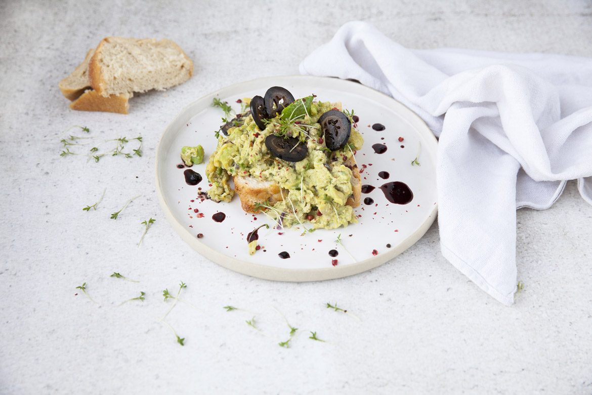 Eierei mit Trüffel-Avocados und schwarzen Nüssen