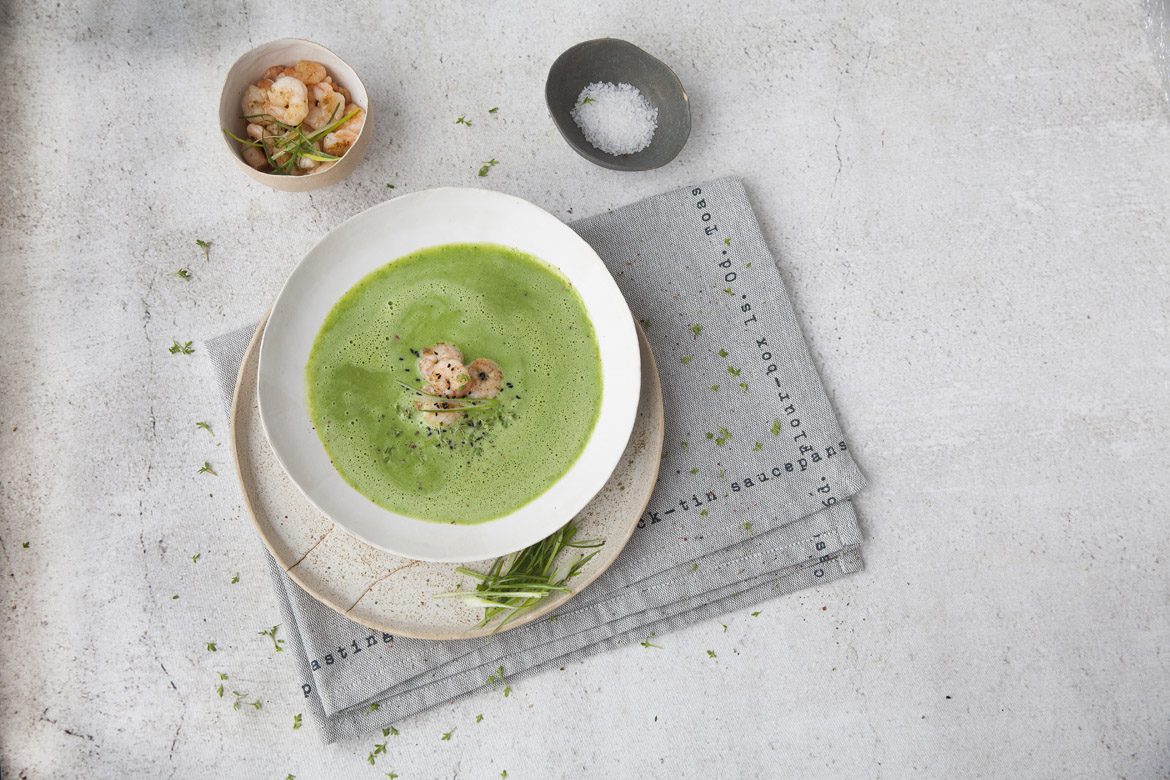 Erbsenschaumsuppe mit Shrimps