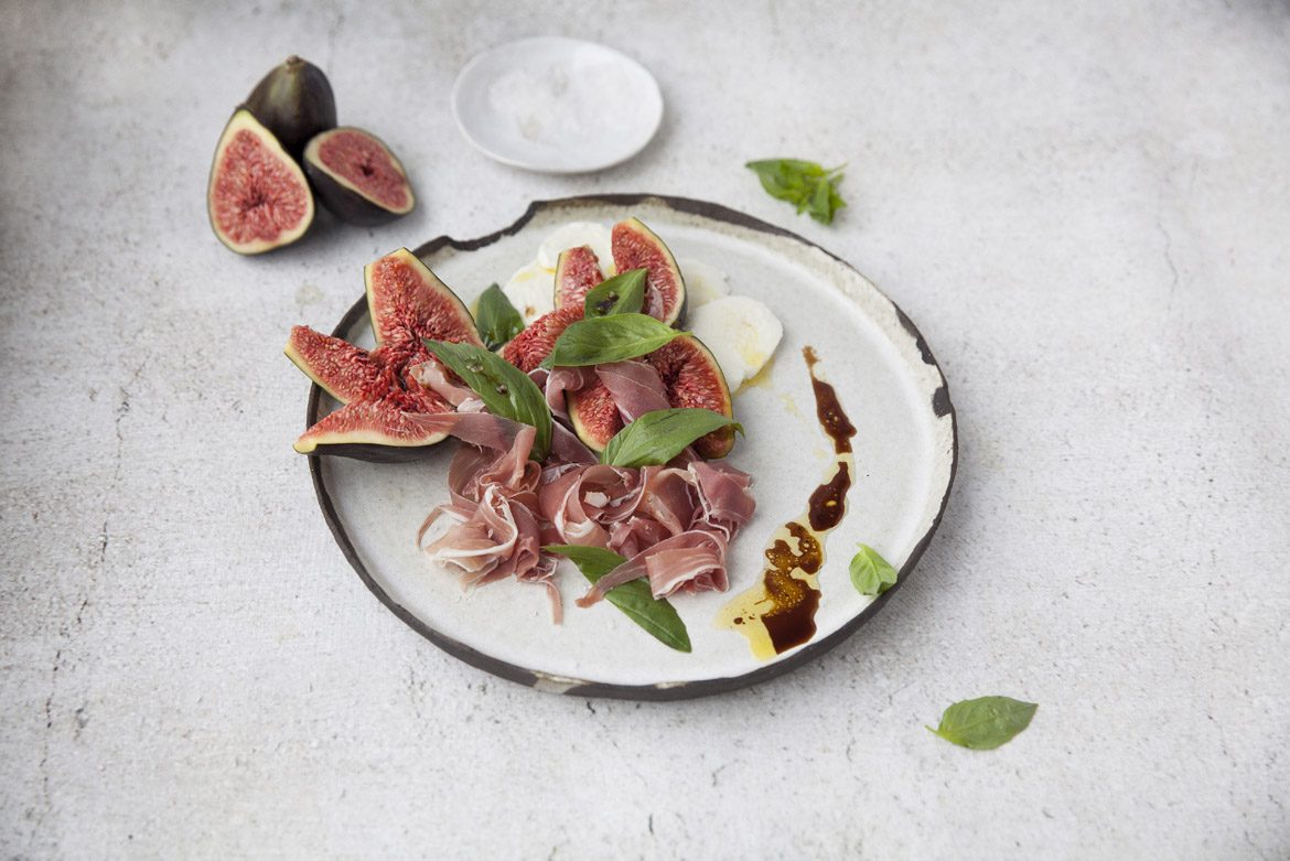 Salat mit Feigen, Mozzarella und Parmaschinken