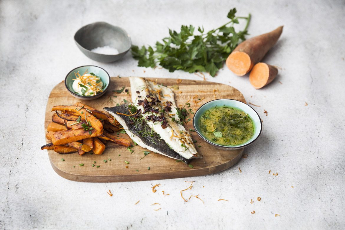 Schnelle Forelle mit Fanta-Vinaigrette und Süßkartoffel-Pommes
