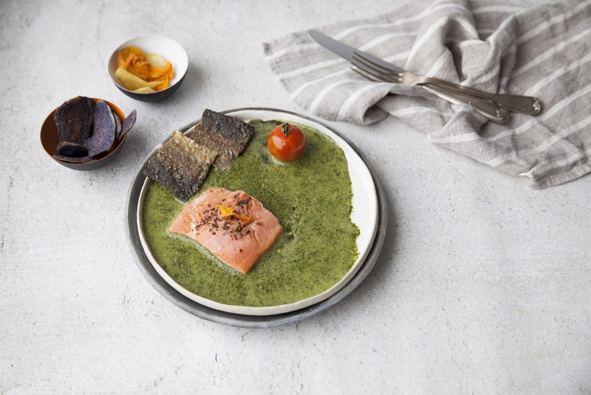 Fisch aus dem Sackerl im Grünen mit rotem Punkt