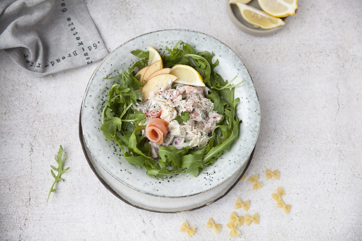 Pastasalat mit Räucherlachs und Apfel
