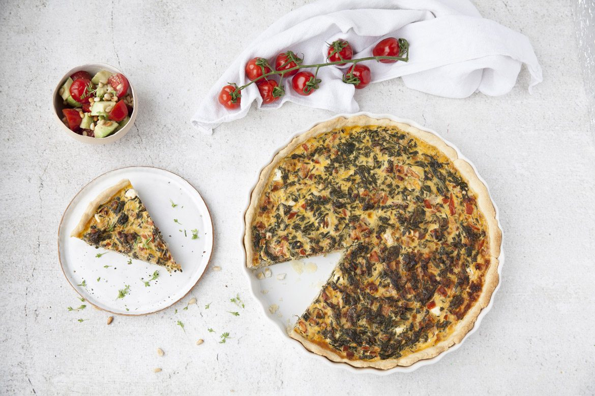 Quiche surprise mit Avocado-Paradeis-Salat