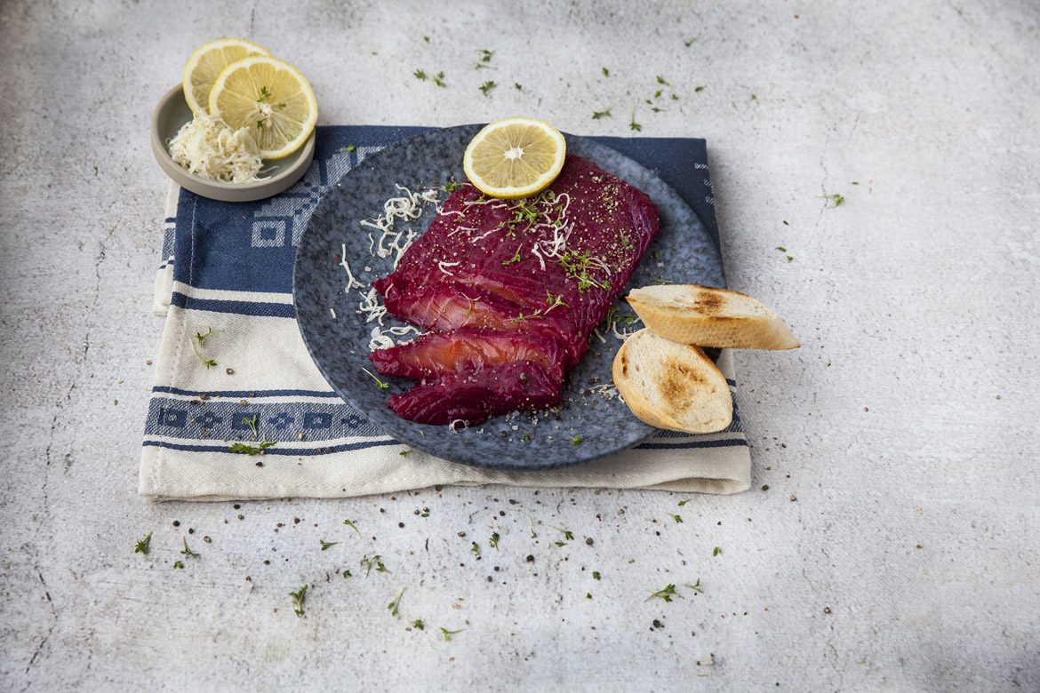 In roten Rüben gebeizter Lachs