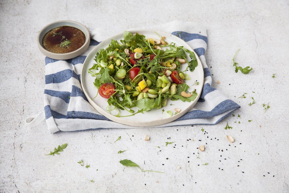 Superfood-Salat mit Avocado und Mango